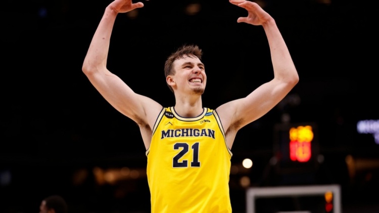 他如行云流 他如行云流